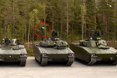 Den nye oppklaringsvogna i midten, med Vingtaqs II ringet rundt, og den nye stridsledelsesvogna til høyre. Til venstre er ei multivogn.