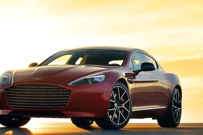 Aston Martin har varslet at en elektrisk versjon av denne bilen, Rapide S, er på vei. Nå er det usikkert om det kommer til å skje.