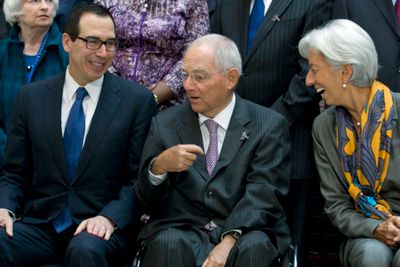 USAs finansminister Steven Mnuchin, Tysklands finansminister Wolfgang Schäuble og IMF-sjef Christine Lagarde under det årlige møtet mellom Verdensbanken og IMF i Washington lørdag.