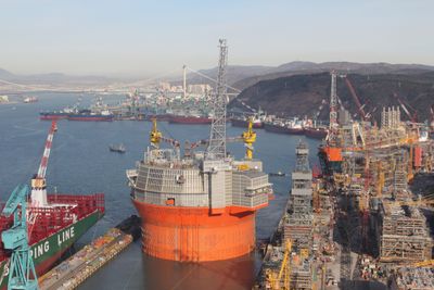 Goliat-prosjektet hadde store problemer, både ved verftet i Sør-Korea og etter at den runde FPSO-en kom til Norge. Her er Goliat på vei ut av H-dokken ved Hyundais offshoreverft i Ulsan.