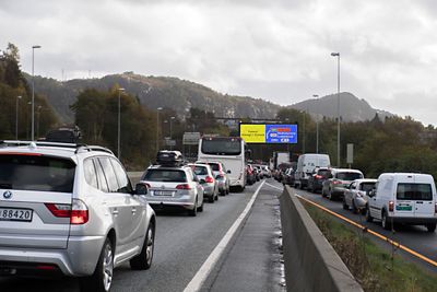 Lyderhorntunnelen var stengt mesteparten av lørdag, og det var lange køer innover mot Bergen fra Sotra og Askøy.