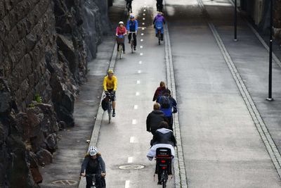 Morgentrafikk langs Baana, en av Helsingfors' sentrale sykkel- og gågater. Nå har forskere undersøkt hvordan byen kan løse transportutfordringene uten privatbiler.