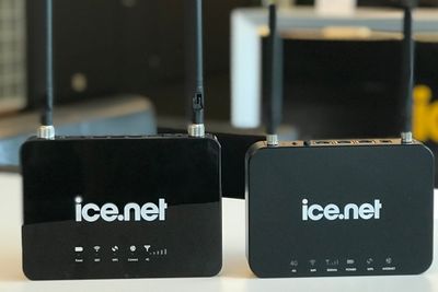 W1 er ruteren til høyre på bildet. Ruteren til venstre, A1, kommer fra en annen produsent.