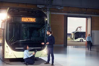 Nye Volvo 7900 electric kan lades både med kabel og pantograf.