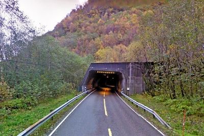 Her har vi vestre portal av Høyangertunnelen. Bildet er tatt før oppgraderingen.