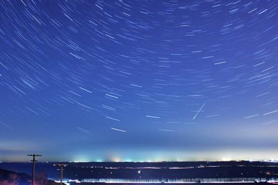 En lang eksponering under Quadrantid meteorregnet i Qingdao Shandong-provinsen i Kina i 2014 gir dette resultatet.