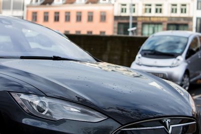 Tesla skal bygge en ny fabrikk i Shanghai, melder Wall Street Journal. Som første utenlandske bilprodusent skal Tesla også eie fabrikken fullt og helt uten å måtte gå i partnerskap med en kinesisk aktør.