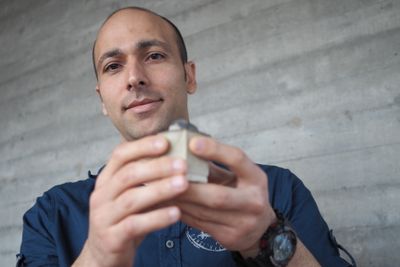 Mahmoud Khalifeh ved Universitetet i Stavanger har utviklet et helt nytt materiale som kan erstatte sement når oljebrønner skal plugges. Det er både tettere og mer miljøvennlig enn vanlig sement. 