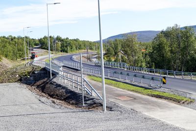 Langs deler av strekningen er det bygd 2,2 kilometer gang- og sykkelveg.