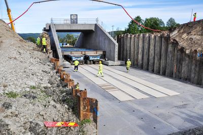 Her blir den 1000 tonn tunge plasstøpte kulverten kjørt på plass i august 2016. Den havnet 1,5 centimeter unna planlagt plassering. Tidsvinduet var på 55 timer.