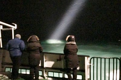 Turen tok en dramatisk vending for turistene ombord på båten Langøysund da et russisk helikopter styrtet torsdag kveld. Båten er her med på letingen etter helikopteret.
Foto: Jostein Forsberg / NTB scanpix