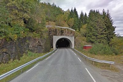 Dette er søndre portal til den 656 meter lange Røneidtunnelen i Luster. Den skal strosses for å heve fri høyde til 4,2 meter. Hvem som skal gjøre den jobben er foreløpig høyst uvisst.