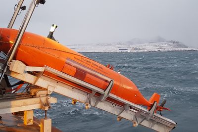 Den fjernstyrte miniubåten Hugin ble sjøsatt fra KV Barentshav lørdag. Ubåten er blitt brukt i søket etter det styrtede helikopteret som nå er lokalisert på 209 meters dyp.