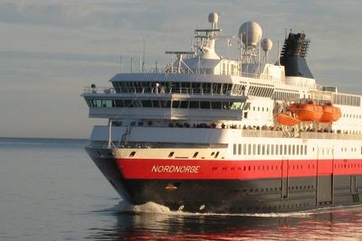 Hurtigrutens MS Nordnorge like ved Lofoten. Om noen år kan det være et nullutslippsskip som trafikkerer kystruta.