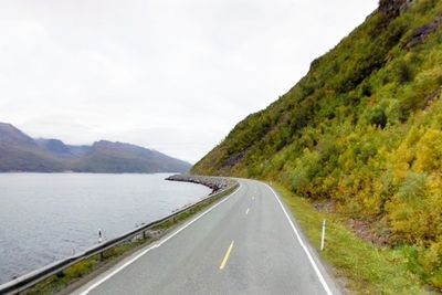 Fra fjellsidene rundt Nordneset i Kåfjord faller det stein og snø flere ganger i året. Høsten 2018 blir denne strekningen fjernet fra vegnettet.