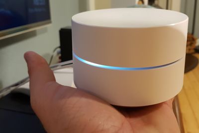 Google Wifi veier snaue 400 gram og er liten og nett. Lyset kan du skru av ved hjelp av appen som kontrollerer alt fra installasjon til foreldrekontroll.