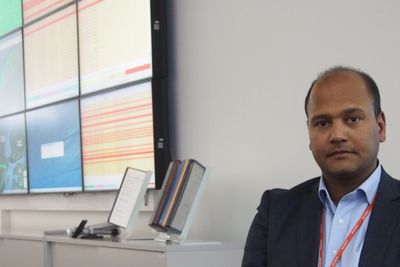 Her er Shukla i det aller helligste: I Broadnets operasjonssentral på Fornebu.