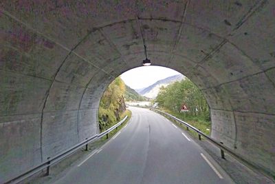 Dette er nordre portal til den 656 meter lange Røneidtunnelen på fylkesveg 55 i Luster. Fri høyde skal økes til 4,2 meter når den oppgraderes. Oppdraget vil bli utlyst i nær framtid. 