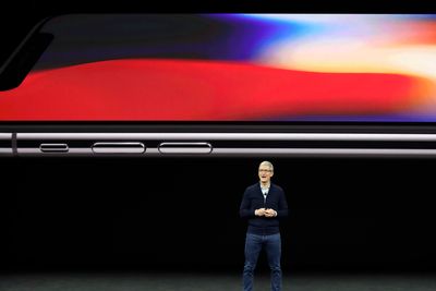 Apple-sjef Tim Cook viser frem den nye iPhone X-modellen. (Arkivfoto)