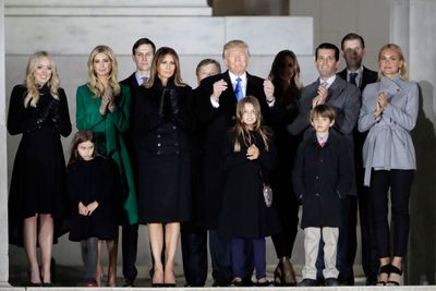 Donald Trump, kona Melania Trump og familien etter seremonien der Trump ble innsatt som president i Washington 19. januar.