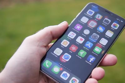 OLED-skjermene, her på en iPhone X, kan bli byttet ut med en enda bedre løsning på Apples fremtidige mobiler.