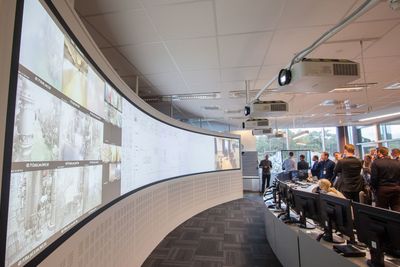 Kamera fra Valemon-plattformen, sanntidsdata og kommunikasjon med andre kontrollrom vises på et stort projektorlerret.