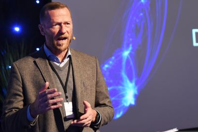 Ove Fredheim under sitt foredrag på Kongsberg Technology Summit. Konferansen ble brukt til å signere en intensjonsavtale om lansering av Norges første 5G-nett.