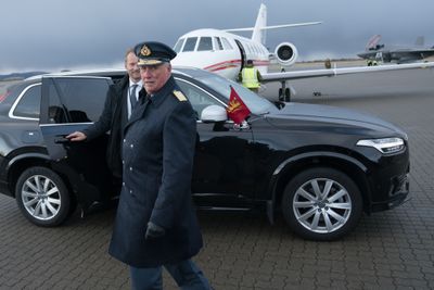 Kong Harald fløy til Ørland flystasjon med Luftforsvarets VIP-fly da han deltok på mottaksseremonien for F-35 forrige fredag.