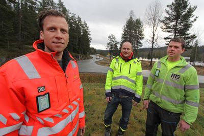 Morgedal Entreprenør skrev i dag under kontrakt med Statens vegvesen om å bygge om krysset mellom E134 og Oftevegen på Høydalsmo. Mats Granli er byggeleder for Statens vegvesen, mens Bjørn Thore Andersen og Olav Omland er henholdsvis driftsleder og anleggsleder for entreprenøren.