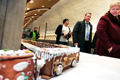 Med statsminister Erna Solberg (H) i front ble Holmestrand togstasjon offisielt åpnet lørdag 17. desember 2016. Da fikk statsministeren også se verdens lengste pepperkaketog på 370,75 meter.
Foto: Lise Åserud / NTB scanpix