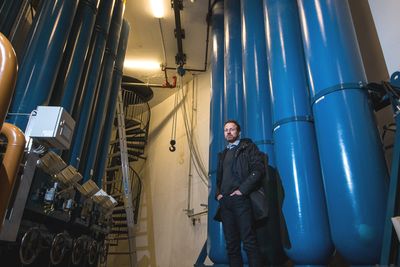 Bjarte Christoffersen står foran de enorme tankene med nitrogen, som driver enorme akkumulatorer til venstre.