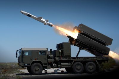 NSM-missil skytes fra en polsk utskytningsrampe montert på lastebil.