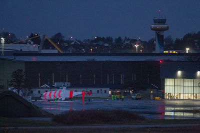 Det nye redningshelikopteret til 330 skvadron på Sola flyplass veltet fredag ettermiddag mens rototbladene var i gang.