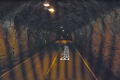 Dette er Beitlatunnelen, den smaleste av de mange tunnelene på E16 mellom Bergen og Voss. De som vil oppgradere den, må gi anbud innen 1. februar. 