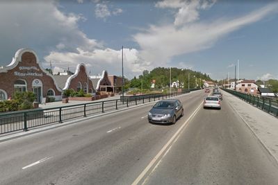 Dette er fylkesveg 35 gjennom Hønefoss, kommunesentret i Ringerike. De som vil ha ansvaret for drift og vedlikehold av denne vegen, må gi anbud innen 24. januar. 