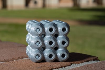 De amerikanske forskerne har 3D-printet det som kalles den primitive formen for minimal overflate-strukturer (avbildet). Den andre formen forskerne 3D-printet kalles gyroid.