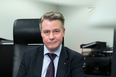 Justisminister Per-Willy Amundsen fikk torsdag overrakt rapporten fra tilsynet i kjølvannet av den såkalte Nødnett-saken.