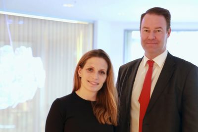 Prosjektleder Johanna Herbst (til venstre) og banksjef Trond Mellingsæter i Danske Bank i Norge.