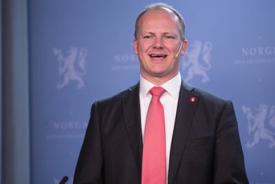 Samferdselsminister Ketil Solvik-Olsen har levert årets julegave til bredbåndsutbyggerne.