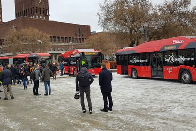 Oppstilling: Starten på den batterielektriske bussrevolusjonen i Oslo ble markert med tre litt ulike elbusser på rådhusplassen.
