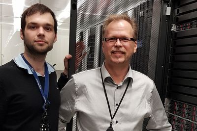 Cloud Architect, Jon Espen Carlsen og Technical Consultant, Ruben Vådahl foran Microsoft Azure Stack-serverplattform fra HPE.