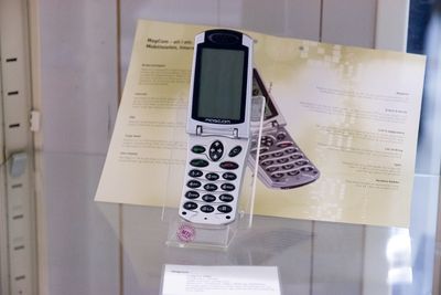 Den norske MagCom-telefonen ble laget i bare 1000 eksemplarer. Den kom tidlig på 2000-tallet, og flere av de ansatte i Snorlaus har vært i bransjen like lenge.