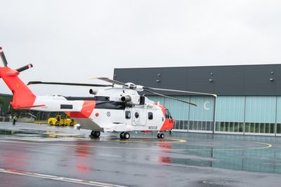 AW101 var hedersgjest på åpningsseremonien for redningstjenestens nye hovedbase på Sola i juni. Seremonien for selve helikopteret er nå utsatt.