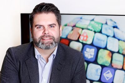 Daglig leder Roar Olsen i Romerike bredbånd vil at råsalget på feltet i Aurskog-Høland skal få konsekvenser for Canal digital parabol.