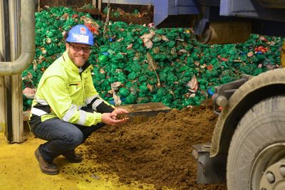 Nytt råstoff: overingeniør Espen Govasmark i Energigjenvinningsetaten i Oslo Kommune gleder seg over at de nå kan begynne å ta inn husdyrgjødsel i fermenteringsanlegget på Nes.