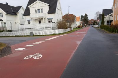 På Lillestrøm er det lagt et 270 meter langt sykkelfeltet med rød asfalt.