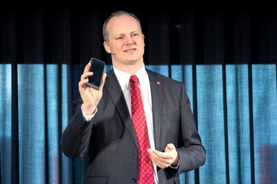 Samferdselsminister Ketil Solvik-Olsen og regjeringen har besluttet at 700 MHz-båndet skal gjøres tilgjengelig for ekomtilbydere. – Bra for utviklingen av mobilmarkedet, og dette blir gjøre det mulig å tilby mobilbrukerne bedre tjenester, sier statsråden. Arkivfoto.