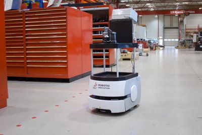 Roboten er ett av tiltakene Aarbakke har satt inn for å automatisere driften. Ved hjelp av datafangst fra CNC-maskinene kan de finne flaskehalser og tidstyver. På sikt skal den smarte fabrikken ta egne beslutninger for å bedre driften.