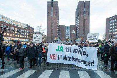 .Rundt 4000 mennesker var møtt fram for å markere sin misnøye med bomring og økning av avgifter i Oslo.Foto: Terje Pedersen / NTB scanpix