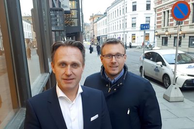 Bjørn Inge Lindhjem i Mitel Norge (til venstre) leverer skybaserte bedriftsløsninger til Ove Vik i Erate, selskapet som leverer de tekniske løsningene bak virtuelle mobiloperatører som nå sist, Atea mobil. 